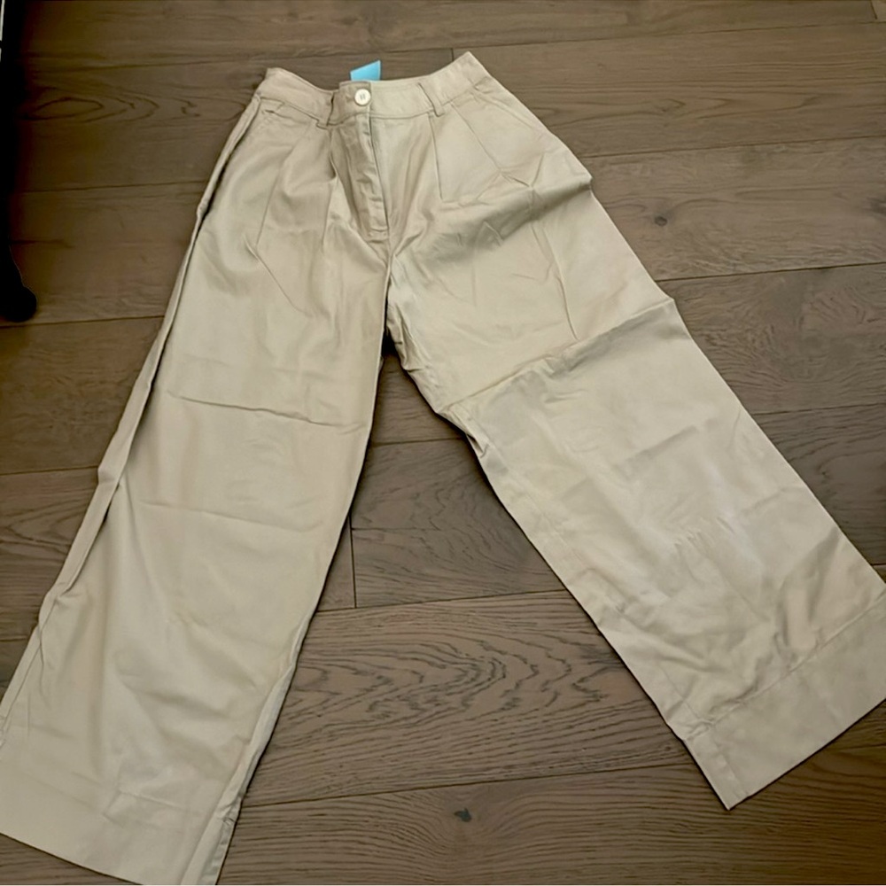 Brand new loft pants. One Light khaki color wide leg pant. 6P.
